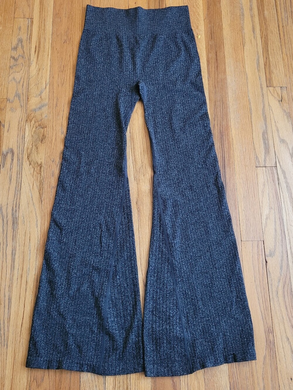 Ribbed Stretchy Flared Yoga Pants in Dark Gray Size Medium Excellent Condition - Picture 3 of 9